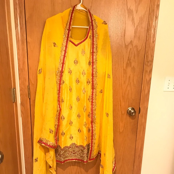 Indian Punjabi elegant red embroidered suit - Picture 1 of 1